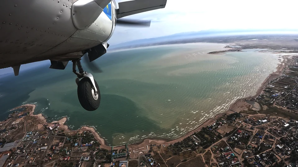 Капчагайское водохранилище и берег с борта самолёта